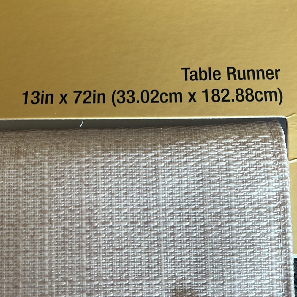 Robert Stanley Fall table runner - Picture 3 of 3